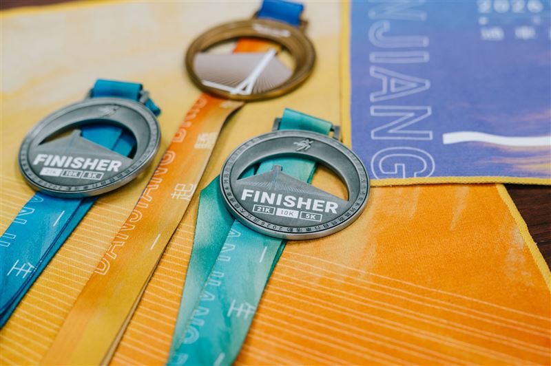 淡江大橋通車前，公路局將舉辦路跑與自行車活動，此次活動獎牌。（圖／公路局提供）