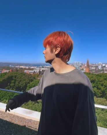 李榮浩霸氣牽手放閃的模樣，成為當地媒體與社群熱議焦點。（圖／翻攝自李榮浩IG）