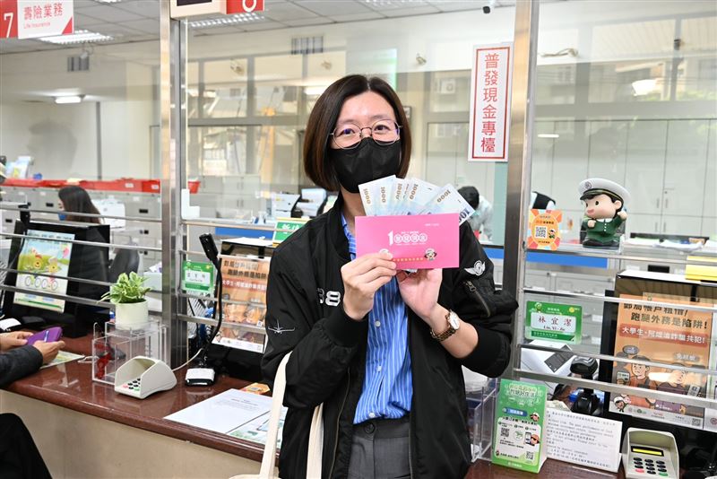 根據觀察，現場（含花蓮光復富田郵局）排隊秩序良好，整體運作也非常順暢，每人實際辦理時間皆在3分鐘內完成。（圖／中華郵政提供）