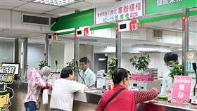 首日截至下午5時為止，臨櫃領現人數達43萬8千餘筆，直接/登記入帳人數達437萬6千餘筆，ATM領現人數達92萬4千餘筆。（圖／中華郵政提供）