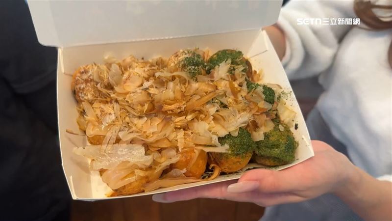 以一盒12粒110元來看，扣除週休一日，5年全勤，能吃311天，換算下來，一張3990元門票，能換價值超過17萬元的章魚燒