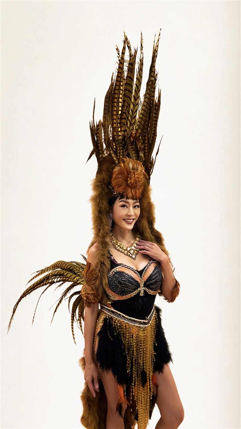 唐玲戰袍以原始部落女酋長為靈感。（圖／經紀人提供）