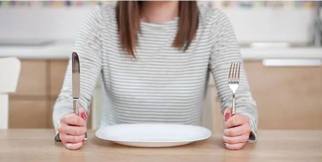 天氣一冷，許多人的食慾會增加，不小心攝取太多食物就會變胖。（示意圖／iStock）