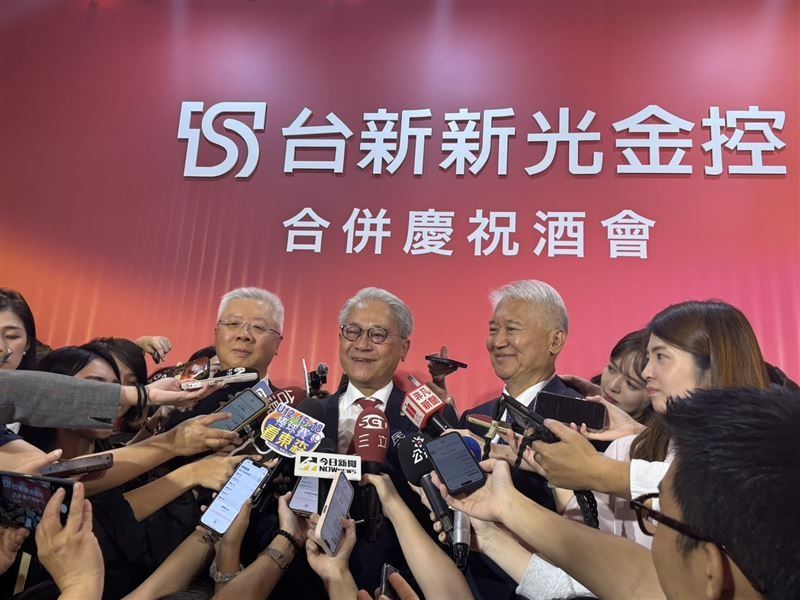 台新新光金控總經理林維俊(左)否認收購樂天桃猿隊，不過市場傳出台新內部確實曾把「收購職棒隊」列入評估。（資料圖／記者師瑞德攝影）