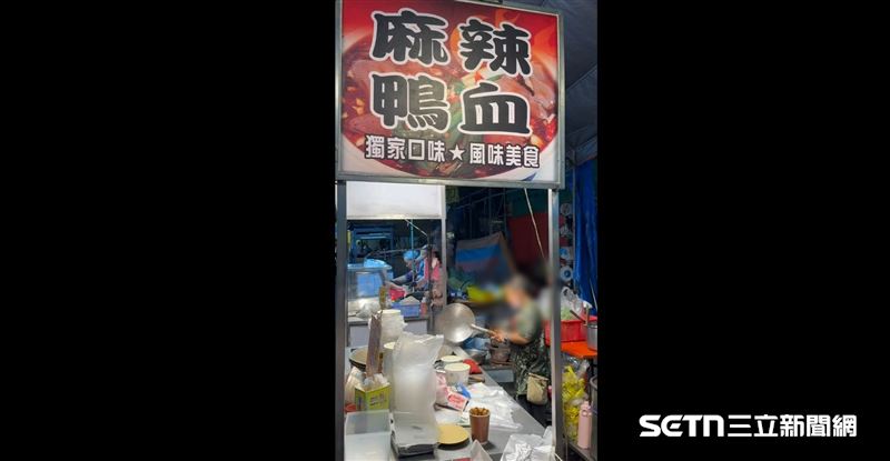 網友拍下曾小弟熟練地舀麻辣燙的模樣，分享到Threads上，許多人看了都感到心疼又佩服，紛紛留言稱讚他的勇氣與責任感，也被這份年紀小小卻充滿溫暖的努力深深打動。小小身影承載的不只是工作，更是對媽媽的關愛和對家庭的守護。（圖／Threads網友「616.__」授權提供）