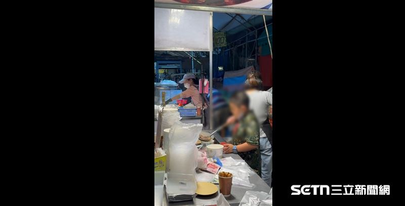 許多買過他們家麻辣鴨血的客人都表示，不僅食物美味可口，更被這家人的勤奮與溫暖所打動。有人說，看著小小的曾小弟專注地舀著滾燙的麻辣燙，招呼客人時認真又有禮，讓人感受到滿滿的誠意與用心；也有人感嘆，這份努力背後，是對家庭的愛與責任，吃的不只是美食，更是一份感動與溫情。（圖／Threads網友「616.__」授權提供）