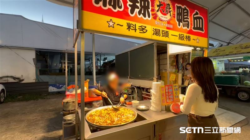 客人不僅佩服曾小弟小小年紀就如此懂事，也紛紛讚他非常可愛、討喜，招呼客人時總是帶著純真的笑容，讓人忍不住停下腳步多看一眼。（圖／記者張雅筑攝）