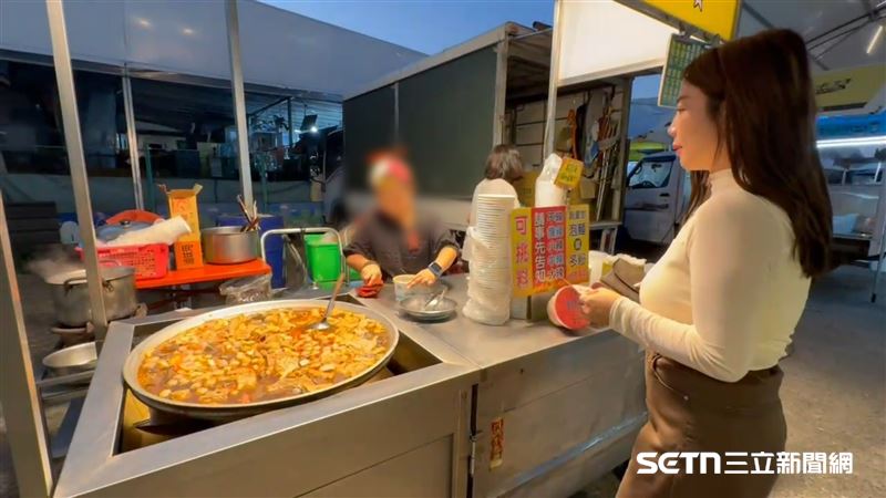 曾小弟說，因為不捨媽媽常常忙到沒辦法休息和好好吃飯，所以他就主動學習招呼客人和舀麻辣燙，只希望媽媽可以好好吃飯，不要餓整晚。（圖／記者張雅筑攝）