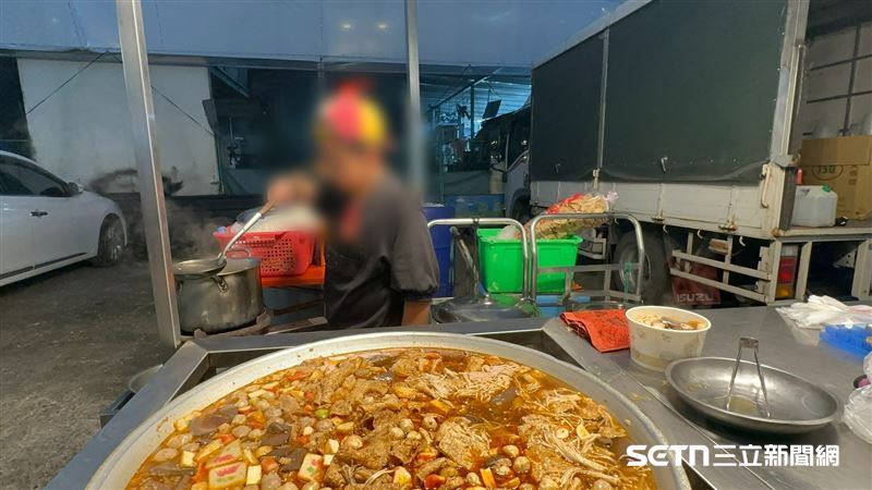 曾小弟告訴記者，因為想讓媽媽可以休息和好好吃飯，所以他主動拜託媽媽教他舀麻辣湯裝碗賣給客人，這番話讓人聽了感動又鼻酸。（圖／記者張雅筑攝）