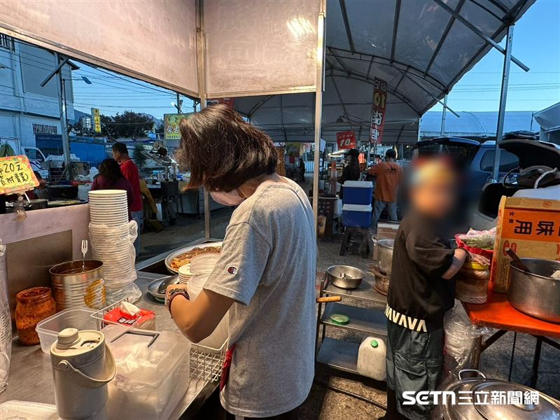 曾太太說，雖然日子辛苦，但為了家人，她只能咬緊牙關堅持下去，每一分努力都是為了孩子能健康快樂，丈夫能早日康復。她強調，遇到困難就必須面對，調整好心態，告訴自己：「往前走，不能停下。」她的語氣堅定而溫柔，讓人非常佩服。（圖／記者張雅筑攝）
