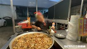 夜市曾小弟幫母擺攤賣麻辣鴨血【臉部去識別化】／記者張雅筑攝
