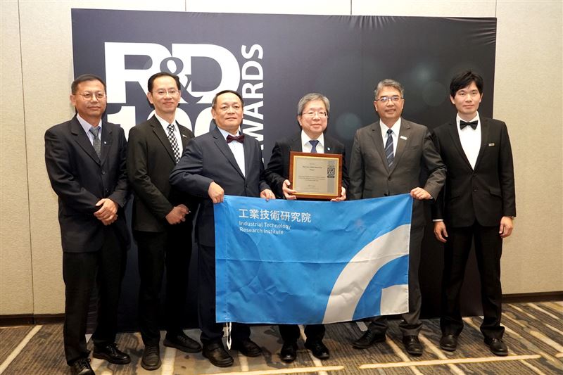 被譽為研發界奧斯卡獎的全球百大科技研發獎R&amp;D 100 Awards揭曉2025獲獎名單，工研院在經濟部產業技術司科技專案補助下，榮獲3項大獎，涵蓋生醫、AI、綠色永續，讓臺灣與產研共創的科技研發實力在國際發光發熱！左起為工研院生醫所副組長蔡佩宜、工研院智機中心組長王仁杰、奇妙水循環材料公司董事長鄭品聰、工研院生醫所所長莊曜宇、工研院生醫所策略長王大維、工研院材化所經理湯偉鉦。（圖／工研院提供）