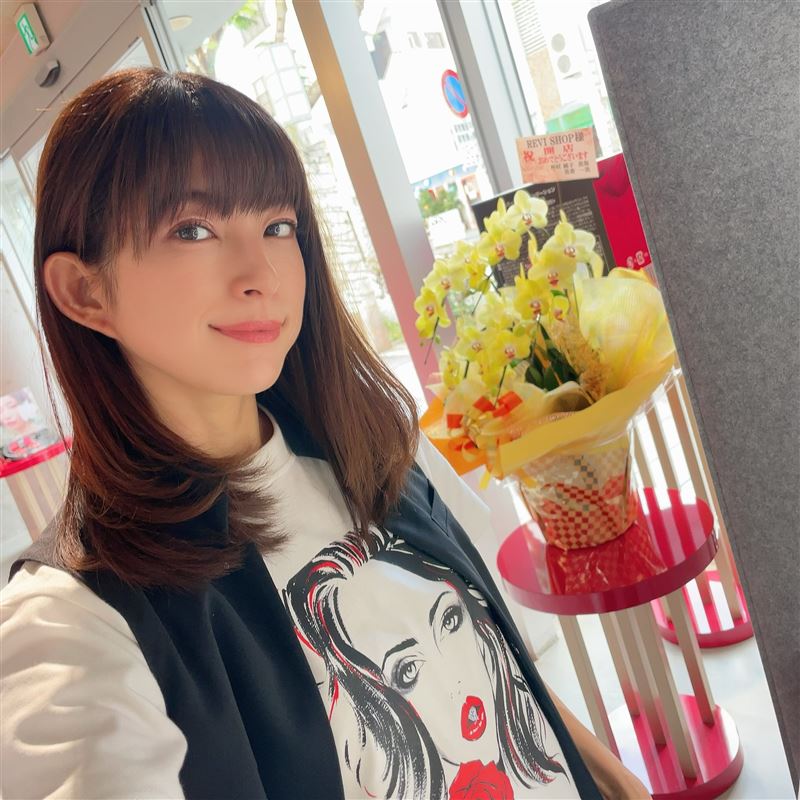 上原多香子出軌逼死首任丈夫，再婚後二度偷吃。（圖／翻攝自X平台 @REVISHOPokinawa）