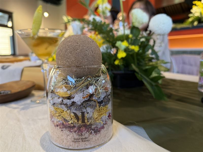 晶泉浴鹽採用在地花草如金絲黃菊、小油菊等，讓遊客在過程中享受手作療癒時光。（圖／記者鄭玉如攝影）