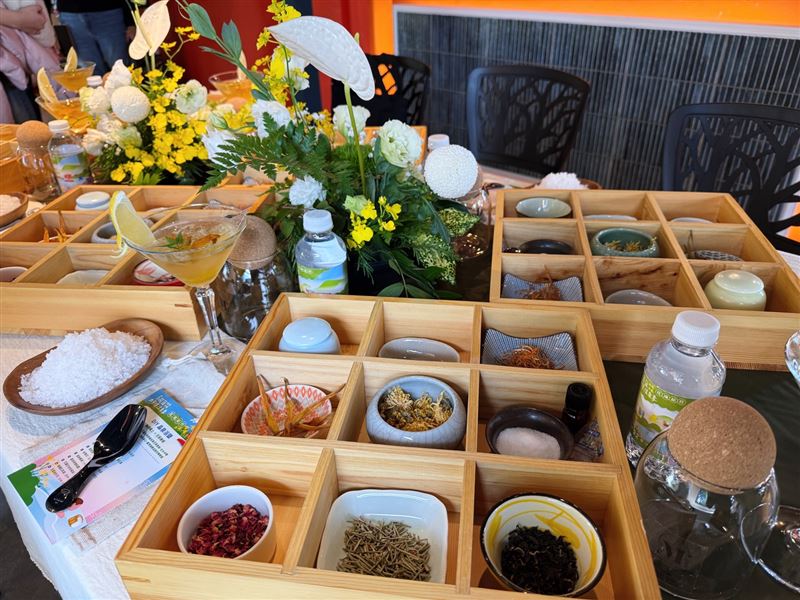 民眾參與花蓮太平洋溫泉季，可報名參加晶泉浴鹽DIY活動，在老師帶領下製作專屬特色浴鹽。（圖／記者鄭玉如攝影）