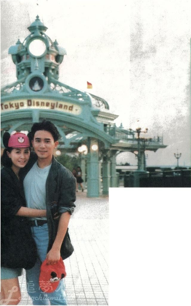 劉嘉玲36年前在東京迪士尼「甜擁」梁朝偉，許多網友看後大讚：「這才是愛情真正的樣子！」（圖／翻攝自微博）