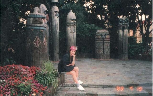 梁朝偉和劉嘉玲36年前同遊東京迪士尼，剛在一起時「超甜蜜」的模樣，網友大讚：「這才是愛情真正的樣子！」（圖／翻攝自微博）