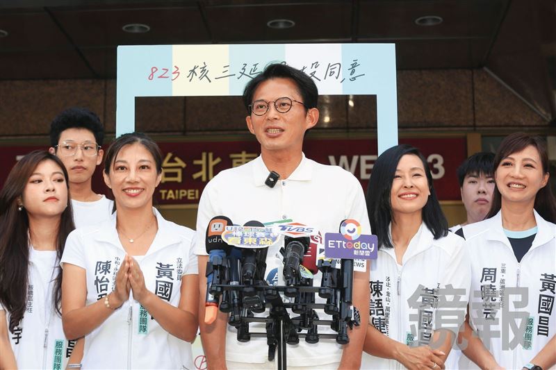 民眾黨主席黃國昌（中）表態參選新北市長，並保證「自己若非男主角」也將盡力輔選。（鏡報董孟航）