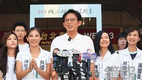 民眾黨主席黃國昌（中）表態參選新北市長，並保證「自己若非男主角」也將盡力輔選。（鏡報董孟航）