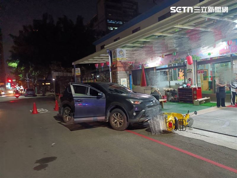 簡男開車突覺身體不適，想停路邊卻突昏迷撞機車。（圖／翻攝畫面）