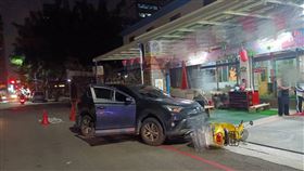 簡男開車突覺身體不適，想停路邊卻突昏迷撞機車。（圖／翻攝畫面）