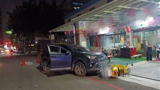 開車突沒生命跡象直撞機車…駕駛送醫不治