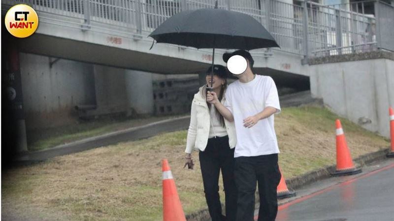 挺過低谷換賓士！直擊小優與新歡雨中交纏