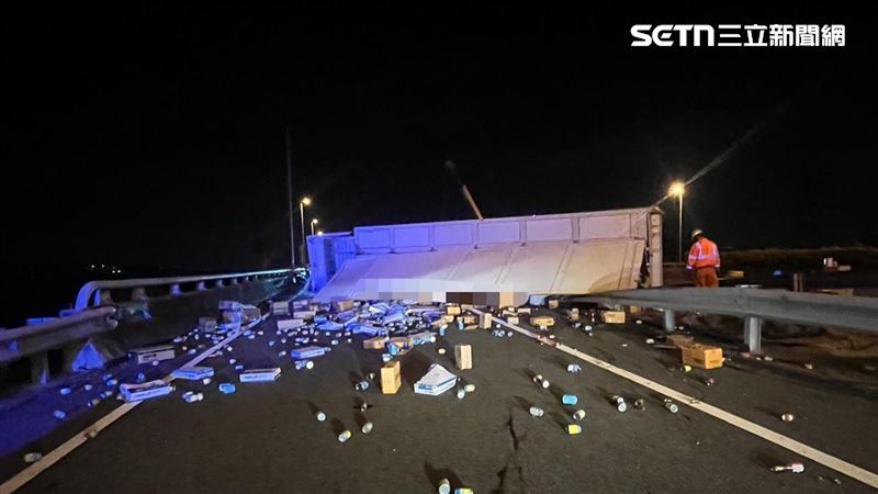 新／國3烏日段翻車！大貨車堵匝道慘況曝