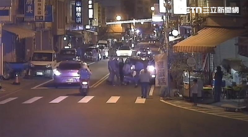 一名田姓男子在藥局前臨停領藥時，突然在車內昏迷失去意識，呈現無呼吸心跳的狀態。家屬呼求救命，許多民眾上前幫忙。(圖/翻攝畫面)