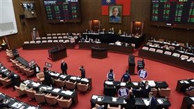 立法院會　立委投票表決議事日程草案報告事項立法院會21日上午針對議事日程草案報告事項進行表決，朝野黨團立委於議場內高舉「同意」、「反對」手板。中央社記者趙世勳攝　114年11月21日