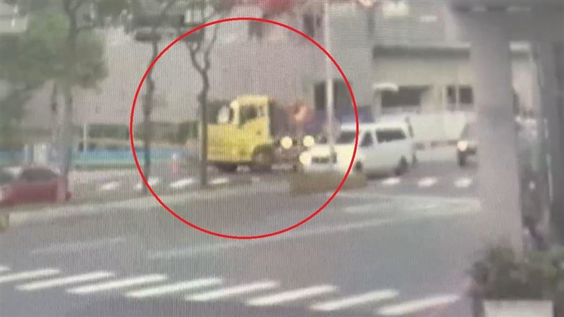 新北中和驚悚車禍!63歲婦遭砂石車捲車底