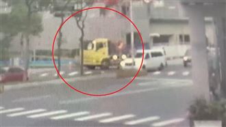 新北中和驚悚車禍！63歲婦遭砂石車捲車底