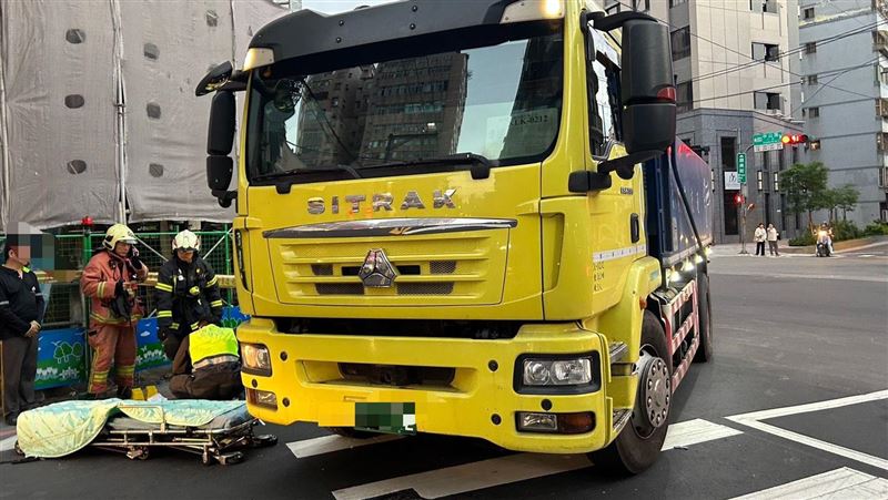 砂石車行經中和於路口轉彎時，不慎擦撞63歲張姓婦人。（圖／翻攝畫面）
