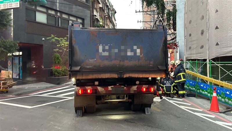 砂石車行經中和於路口轉彎時，不慎擦撞63歲張姓婦人。（圖／翻攝畫面）