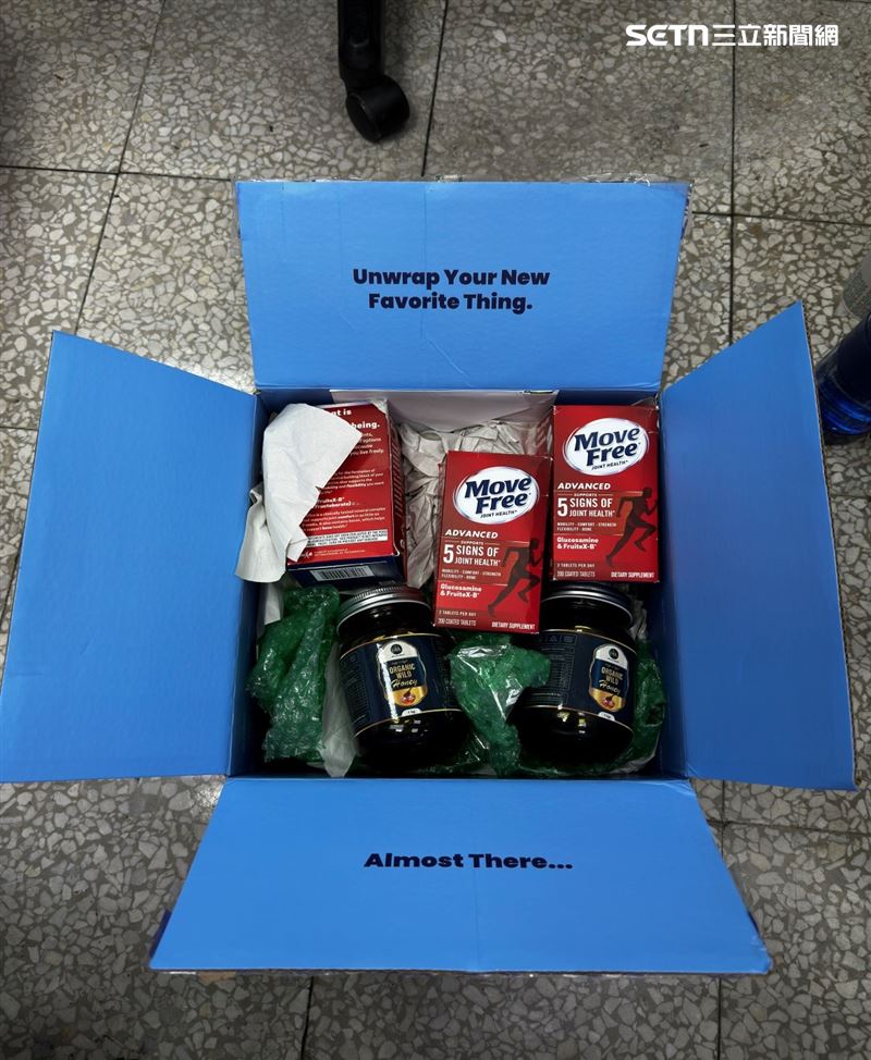 財政部關務署台中關在對國際郵包進行查驗時，發現一件自美國寄抵台灣的包裹內夾帶兩罐總重 1,380 公克的蜂蜜，後來驗出摻有大麻。（圖／翻攝畫面）