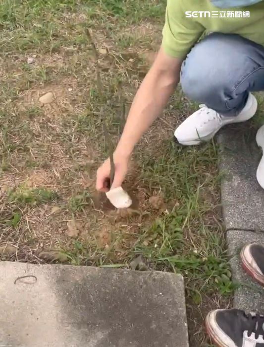 警方查出黃嫌曾於 6 月 9 日密運入境另一批俗稱「毒郵票」的 LSD，並將其藏在住處旁的公園內，刻意分散於 11 處隱密角落，警方循線帶人到公園將毒品挖出。（圖／翻攝畫面）