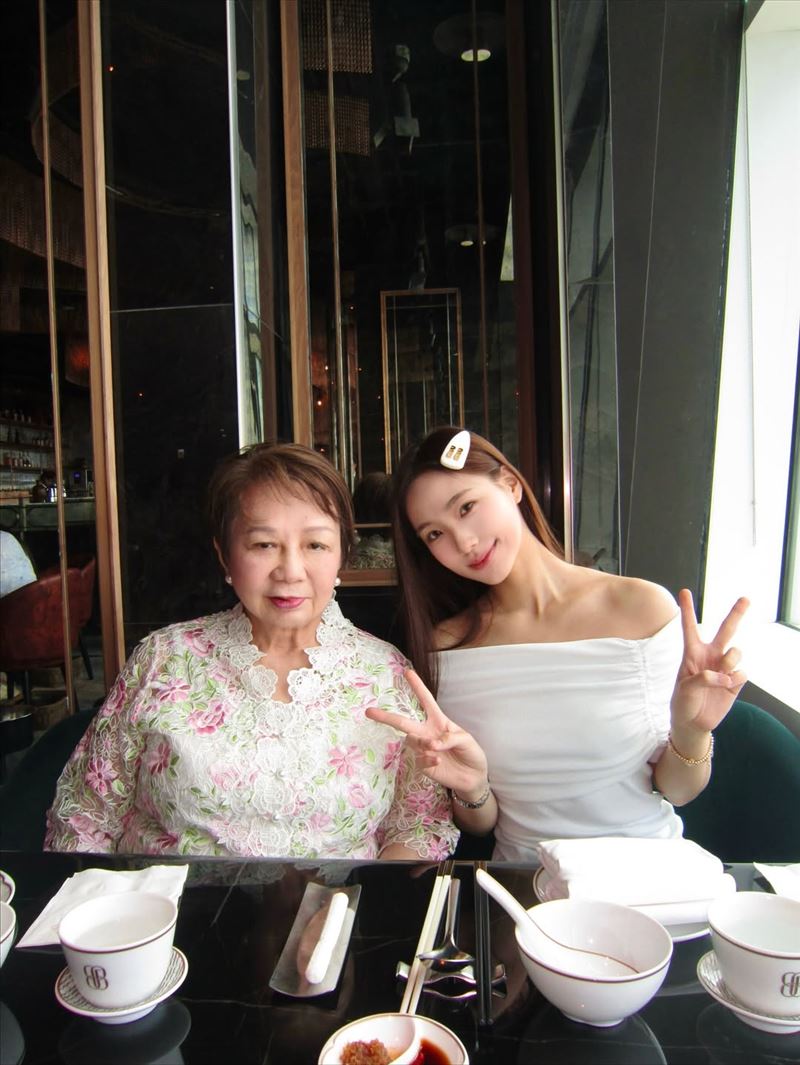 小S二女兒Lily貼出與奶奶用餐合照（圖／翻攝自IG @lilyhsuuuu）