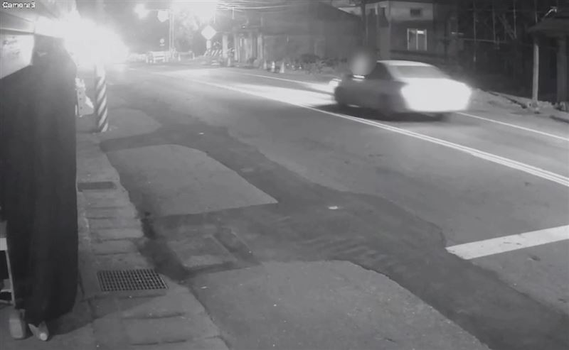張姓婦人穿越台9線時遭一輛自小客車撞飛，駕駛肇事逃逸。（圖／翻攝畫面）