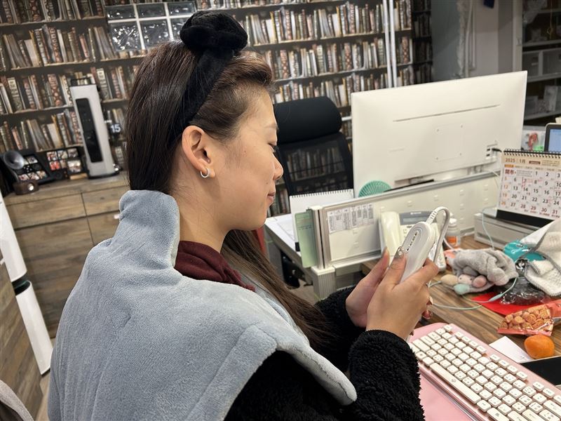 肩頸電熱毯適合上班族隨身保暖。（圖／486團購提供）