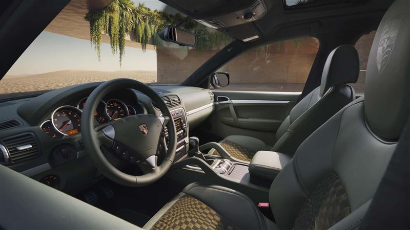 這輛初代Cayenne GTS配備罕見的手排變速箱。（圖／翻攝PORSCHE網站）