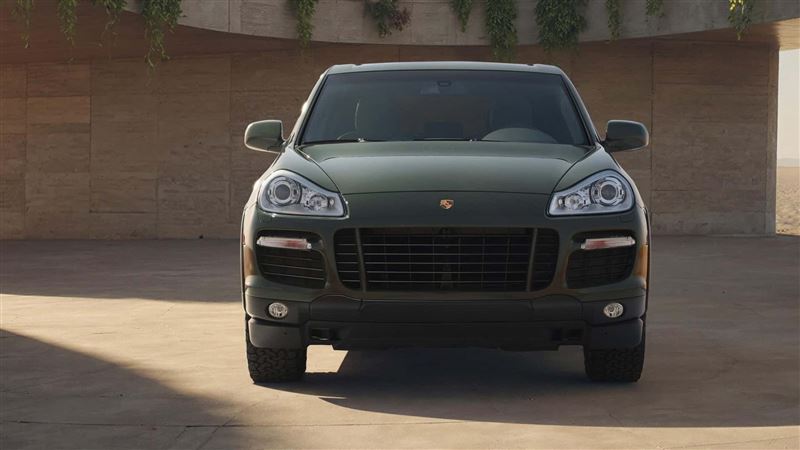 選用罕見的「黑橄欖色」特製車漆。（圖／翻攝PORSCHE網站）