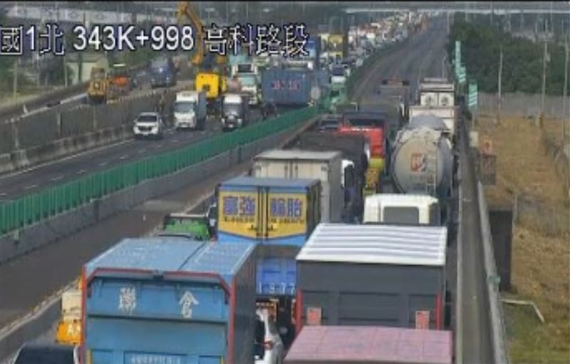 貨櫃車與2輛小貨車於國道一號南下343.8K於發生碰撞。（圖／翻攝高速公路即時路況）