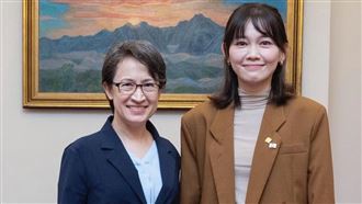 吳欣岱合照蕭美琴　網一看全歪樓狂喊這句