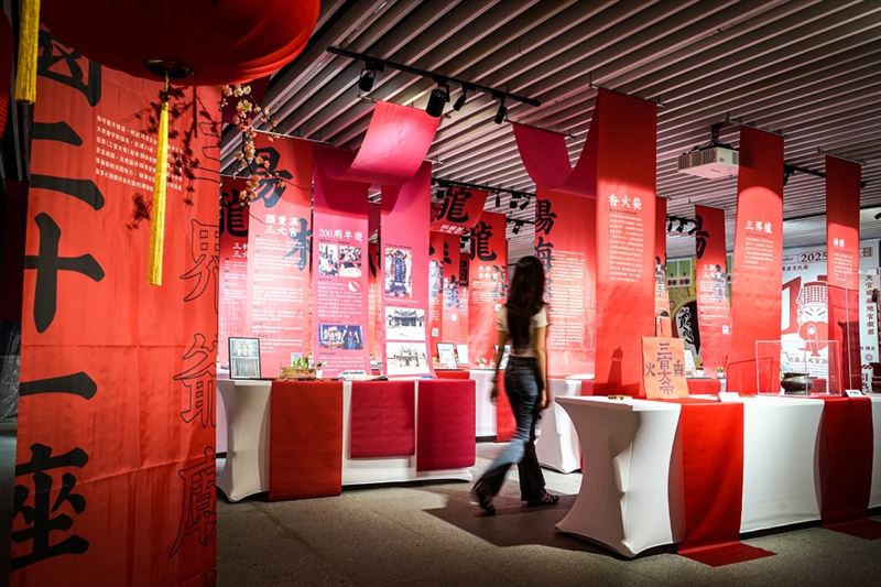 「潮三界!特展」首度走出宮廟，移師楊梅區公所展出學生繪畫比賽得獎作品，以「流域策展」從三界爺信仰、楊梅壢起源，到7區21座廟宇介紹。（圖／亮依國際有限公司提供）