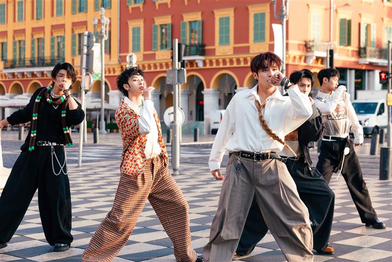 FEniX舞蹈吸引眾多民眾圍觀。（圖／華納音樂提供）