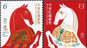 中華郵政將於12月1日發行114年版新年郵票，以「龍馬精神賀新歲」為主題，推出紅馬、白馬與小全張赤駒設計，傳遞吉祥、堅毅與奮進寓意。另同步發售印刷全張典藏郵品與多項周邊商品，線上「i集郵」與全台郵局皆可選購，歡迎搶先收藏迎馬年。（圖／中華郵政提供） 