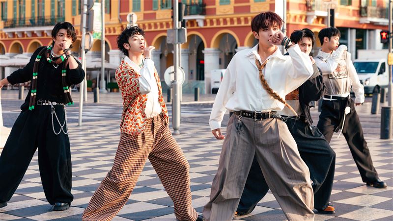 FEniX南法遇美麗邂逅　正妹邀上百萬遊艇