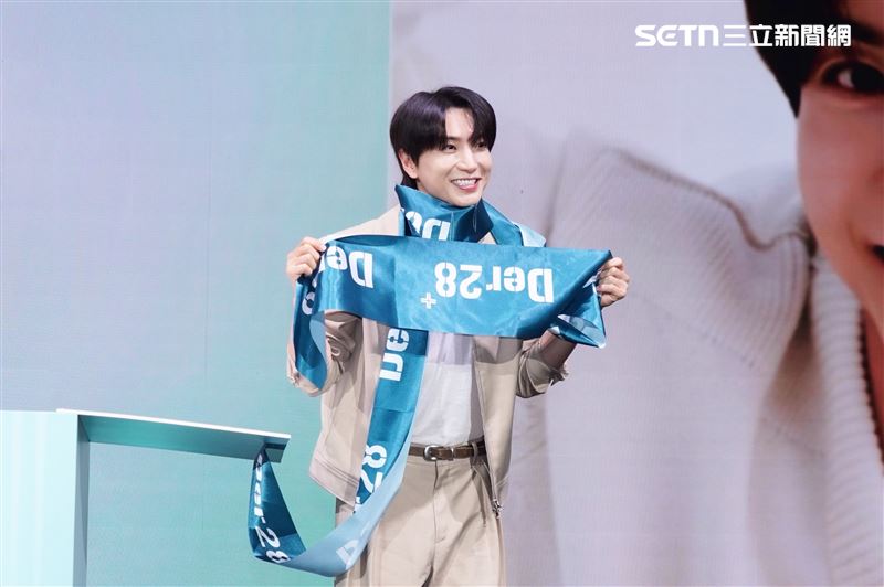 利特把布條當圍巾，不過卻拿反了。（圖／記者趙于瑩攝影）