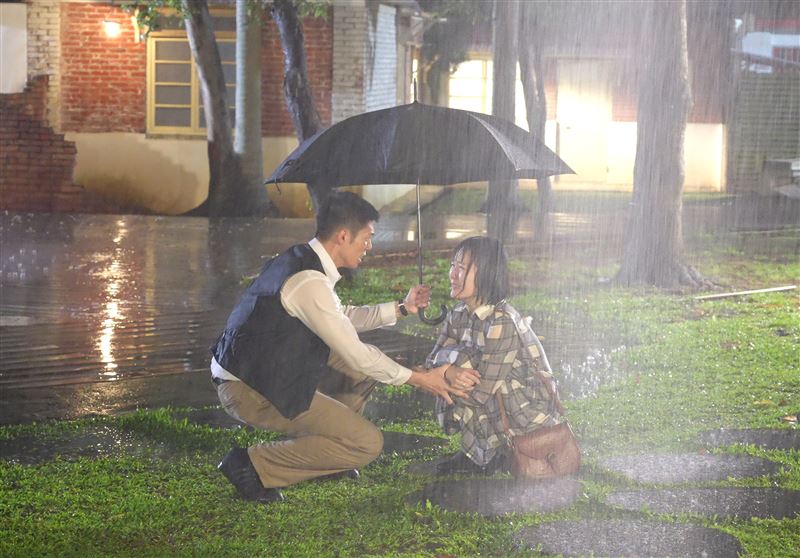 王盈凱（左）向何宜珊（右）求婚。（圖／台視提供）