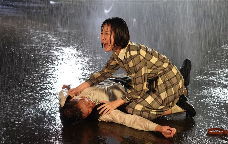 王盈凱躺地大雨灌進口鼻，差點被嗆到。（圖／台視提供）